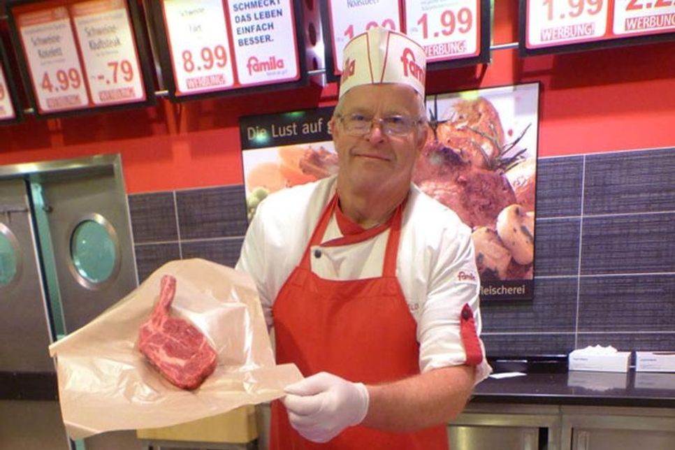 Fleischergeselle Achim Hutzfeld und seine Kollegen schneiden bestelltes Fleisch auch gern vor den Augen ihrer Kunden in die gewünschten Stücke.