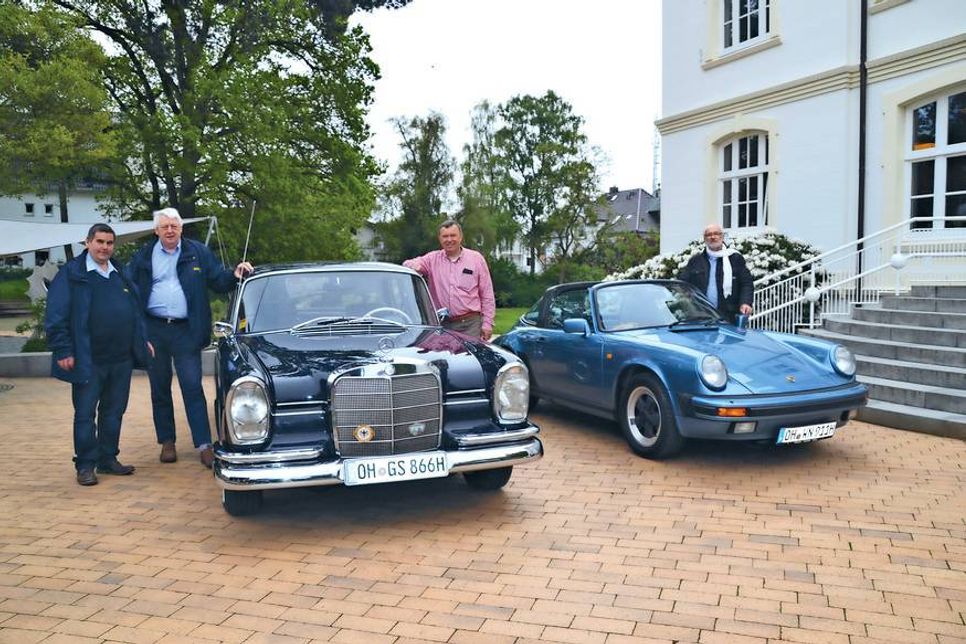 Die Organisatoren Michael Huthsfeld und Wolfgang Herring (von links) freuen sich mit Gerd Schuberth aus Bad Schwartau (mit seinem Mercedes 230 S, Baujahr 1966) und Karl W. Nüss aus Malente (mit einem Porsche Targa 911 aus dem Jahre 1985) auf das Oldtimer-Treffen am Himmelfahrtstag. (Foto: René Kleinschmidt)
