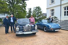 Die Organisatoren Michael Huthsfeld und Wolfgang Herring (von links) freuen sich mit Gerd Schuberth aus Bad Schwartau (mit seinem Mercedes 230 S, Baujahr 1966) und Karl W. Nüss aus Malente (mit einem Porsche Targa 911 aus dem Jahre 1985) auf das Oldtimer-Treffen am Himmelfahrtstag. (Foto: René Kleinschmidt)