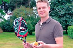 „Sportstrand“-Trainer Patrick Heyken zeigt eine der vielen Sportarten, die man an den Sportstränden erleben kann: Beach-Tennis mit besonderen Schlägern aus Fieberglas und weicheren Bällen. (Foto: René Kleinschmidt)