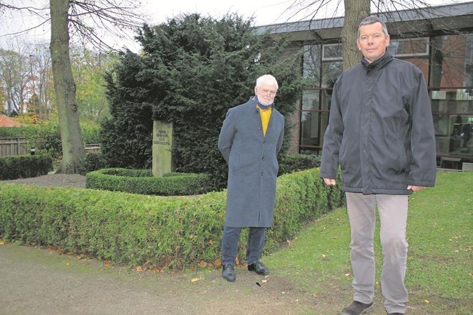 Bürgervorsteher Heinz Bäker (lks.) und Pastor Holger Lorenzen vor dem Cap-Arcona-Ehrenmal.