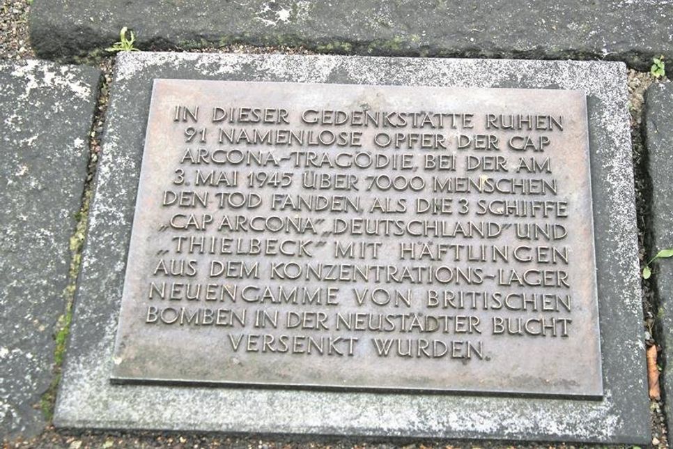 Die vor Jahrzehnten angebrachte Gedenktafel entspricht nicht dem Stand der Forschung. Die Archivunterlagen machen deutlich, dass nicht 91, sondern 98 Menschen bestattet wurden. Außerdem klingt der Begriff „Tragödie“ verharmlosend und das Schiff „Deutschland“ war gar nicht an den Ereignissen am 3. Mai 1945 beteiligt.