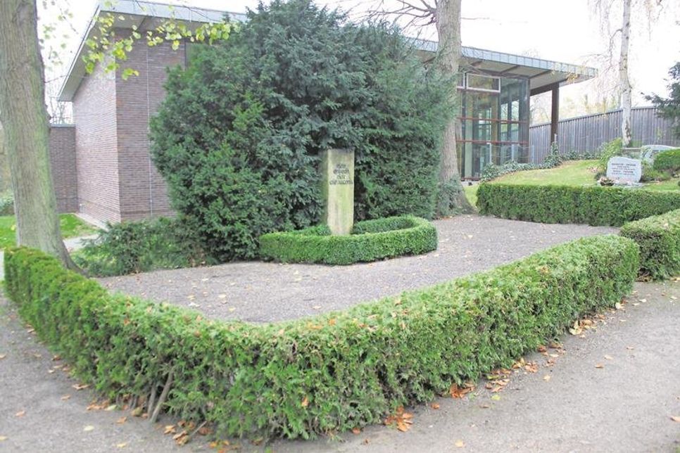 Das Ehrenmal, im Hintergrund das Gemeindehaus.