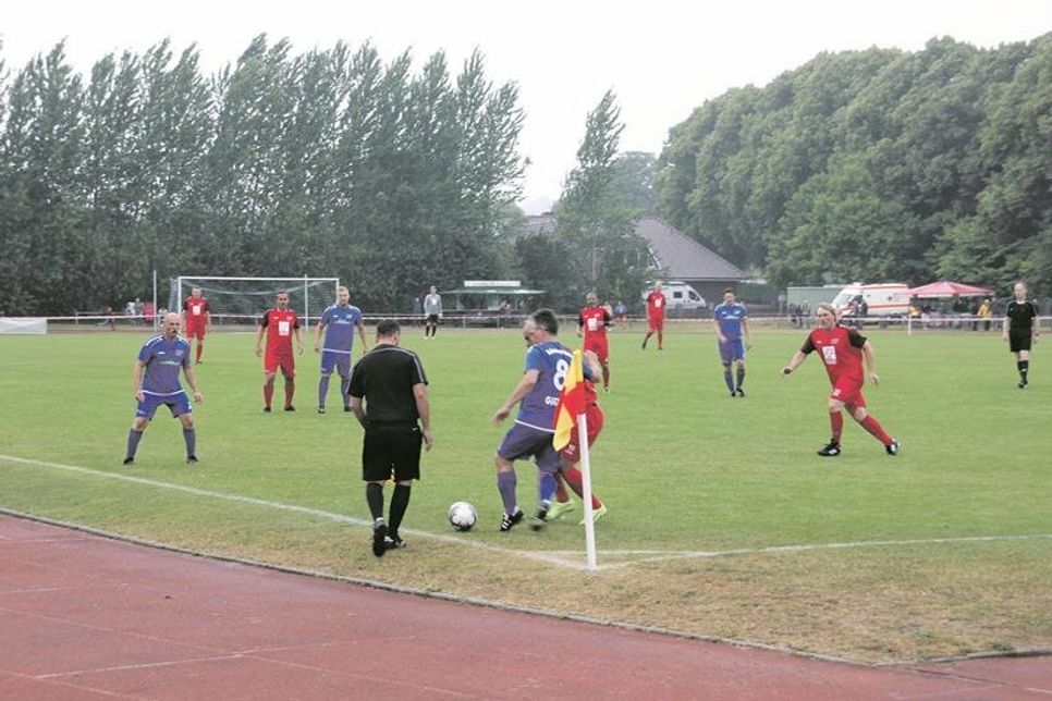 Harte Auseinandersetzungen auf dem grünen Rasen, klares Sportergebnis - mit 7:5 für das Legendenteam.
