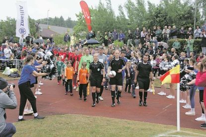 Gute Stimmung zum Spielstart: Die Schieris führen die Fußballlegenden auf den Platz.