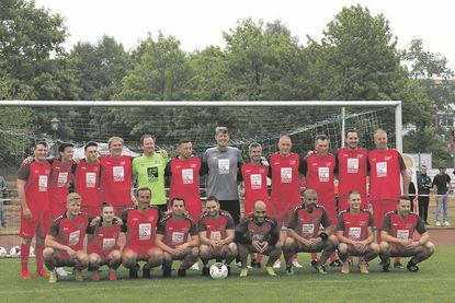 Gemeinsamer Einsatz auf dem grünen Rasen: die Fußballlegenden und Mitarbeiter von Gehrmann Sport und Mode.