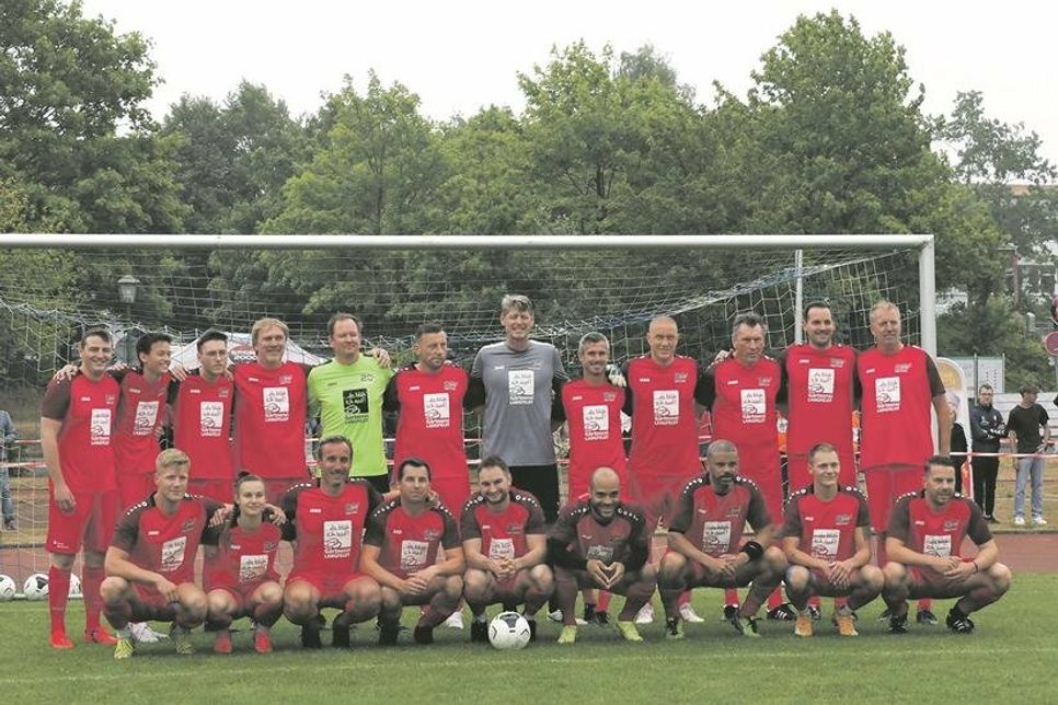 Gemeinsamer Einsatz auf dem grünen Rasen: die Fußballlegenden und Mitarbeiter von Gehrmann Sport und Mode.