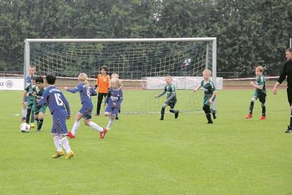 Immer dicht am Ball - so präsentierten sich die Nachwuchsspieler­innen auf dem Feld.