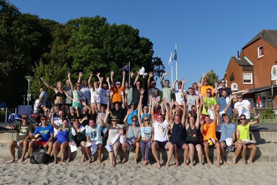 Neustadt. Bei bestem Wetter und guter Stimmung spielten 25 Beachvolleyballteams aus ganz Norddeutschland ihre Sieger aus. Nach spannenden Spielen erreichten die Teams vom Oldenburger SV einen Doppelsieg. Im A-Turnier siegte das Team „Jan und Paul“ und im B-Turnier das Team „Die Oldies“. Danke für die super Unterstützung von Fischers Lounge sowie den Helfern vom NLC. (red)