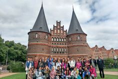 Beliebtes Fotomotiv: Gemeinsamer Ausflug zum Holstentor, dem Wahrzeichen der Hansestadt Lübeck.