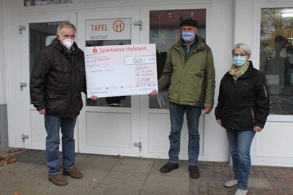 Olf Leder (lks.) nahm den Scheck dankend von Walter Wulf und Claudia Kurth entgegen.