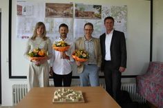 Blumen für die Gewinner. Bürgermeister Michael Robien (re.) gratulierte André Schmidt (2. v. re.) sowie Ignazio Bòscolo und Anne Friede von der siegreichen Arbeitsgemeinschaft.