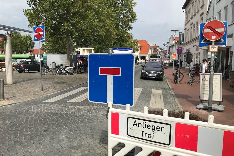 Die Durchfahrt ist für Autos gesperrt. Fußgänger kommen noch vom Markt zur Reiferstraße.