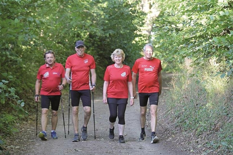 Die Schusterlauf-Organisatoren Joachim Uliczka, Christian und Erika Zabel, sowie Norbert Tietjens (v. l.) und Michael Kleerbaum (nicht im Bild) haben viel Spaß beim regelmäßigen Training in der Preetzer Feldmark.