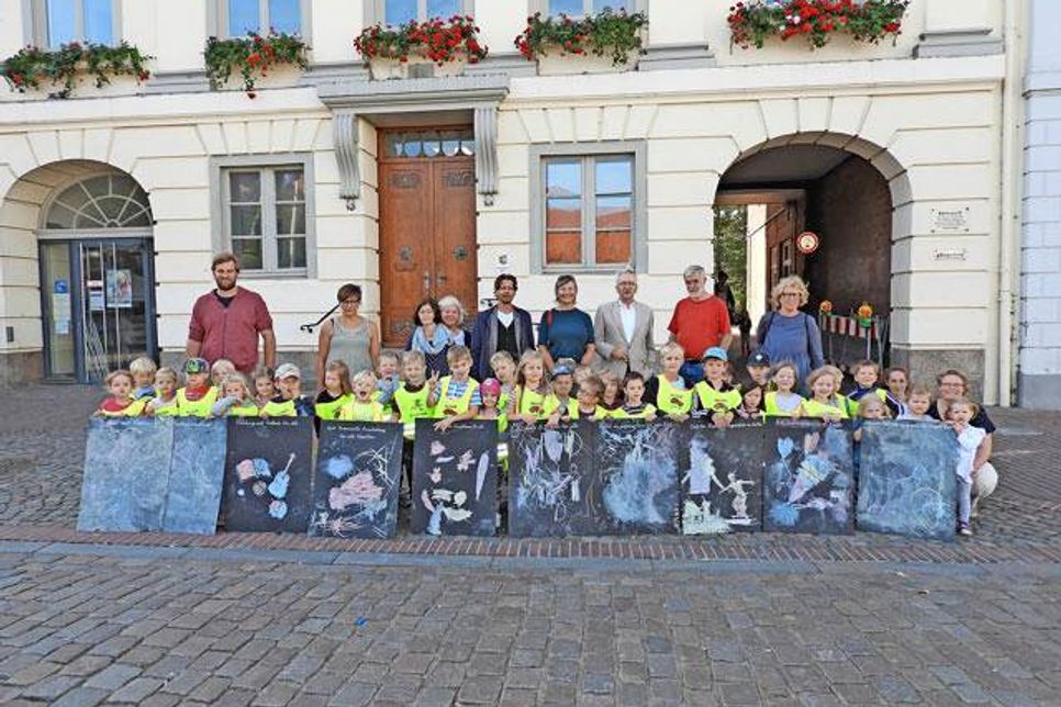 Mit ihren Forderungen waren die Kinder vor das Rathaus gezogen.