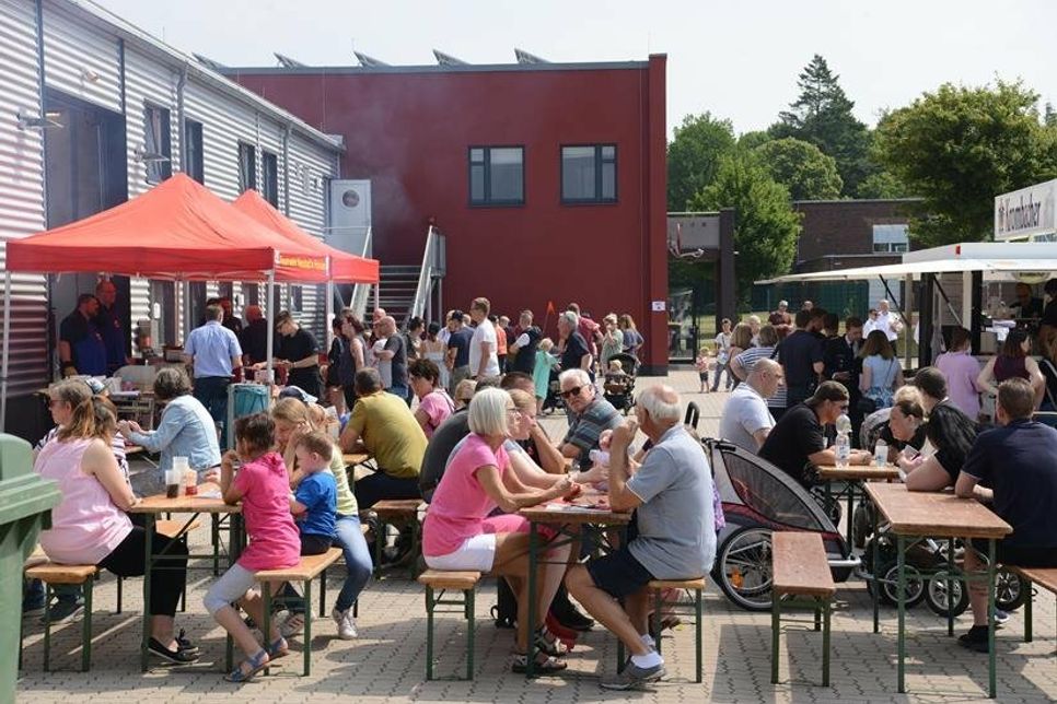 Gute Laune und Geselligkeit. An Bierzeltgarnituren kamen die Menschen ins Gespräch.