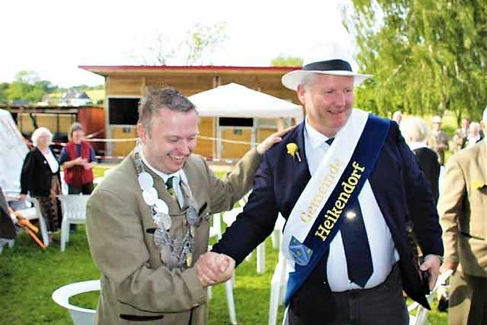 Tade Peetz gratuliert dem neuen König Michael Delfs