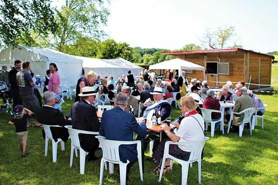 Buntes Treiben auf der Festwiese