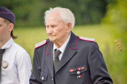 Ewald Schildknecht ist Ehrenwehrführer der Freiwilligen Feuerwehr Hassendorf. Der 95jährige feierte am Samstag und Sonntag mit.