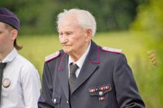Ewald Schildknecht ist Ehrenwehrführer der Freiwilligen Feuerwehr Hassendorf. Der 95jährige feierte am Samstag und Sonntag mit.