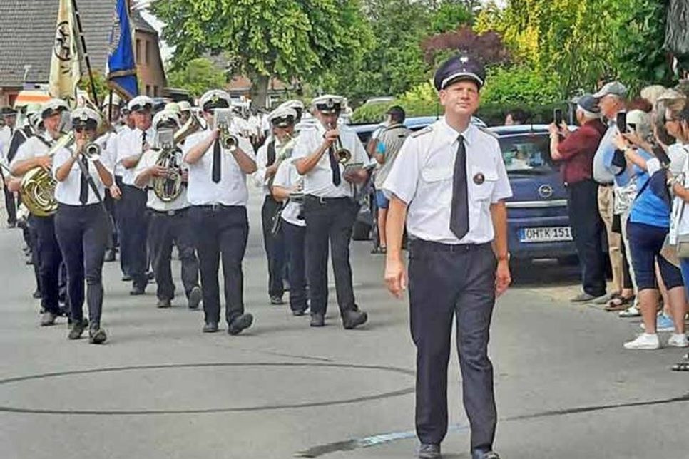 Am Samstag ging es im Festumzug durch das Dorf: Sichtlich stolz führte Ortswehrführer André Uchneytz die Hassendorfer Ortswehr an.