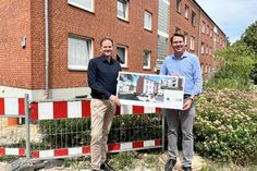 Vorstand der Baugenossenschaft Christoph Buske (lks.) und Architekt Harm Hoffmann informieren über die geplanten Modernisierungen.