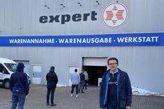Marktleiter Heino Richter vor der von expert in der Sierksdorfer Straße 26 in Neustadt errichteten Abholstation.
