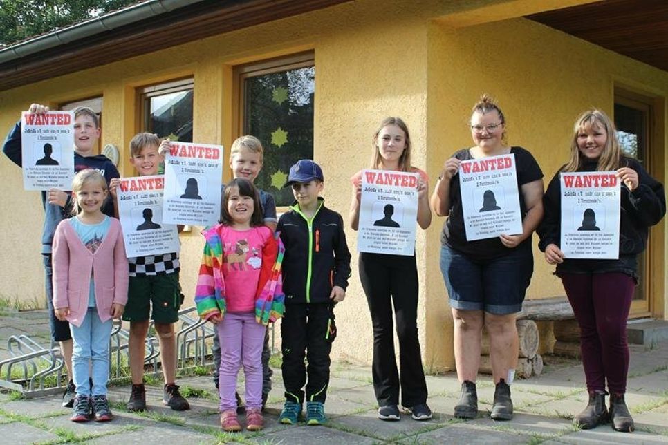 Sie wollen das JuSchKa am Leben bleibt. Diese Kinder und Jugendlichen hoffen auf eine Zukunft des Fördervereins der Jugendtreffs und gehen nun mit Steckbriefen auf die Suche nach den dringend nötigen neuen Mitgliedern und Kandiaten für den Vereinsvorsitz.