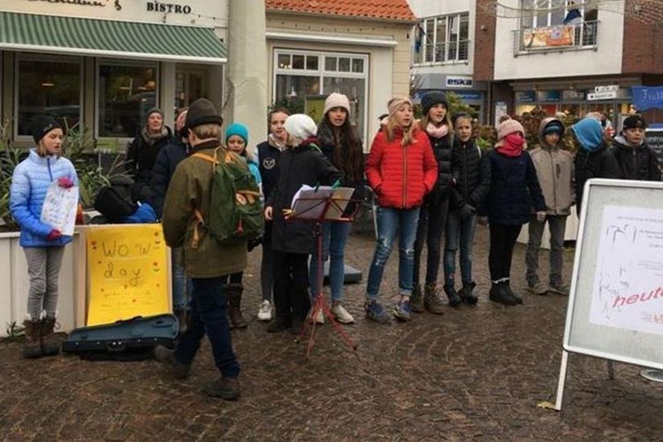 Auf der Bühne boten die Schüler den Gästen künstlerische Beiträge.