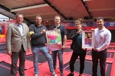 Setzen sich für Kinder und Jugendliche ein: Bürgermeister Sebastian Rieke, Patrick Steffen von der Offenen Ganztagsschule, Kinder- und Jugendberater Udo Braeger, Janine Perk vom Kinder und Ersin Erdim, Inhaber des EasyJump Trampolinpark.