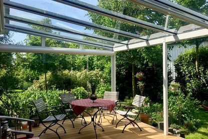 Moderne Glasüberdachungen haben den Vorteil, dass sie Schutz bieten, aber weder die Terrasse noch die sich anschließenden Räume verdunkeln.