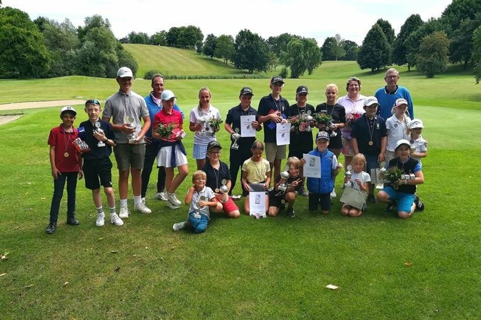 Alle Sieger der Jugendgolfwoche mit der engagierten Jugendwartin Steffi Buhtz und den Pros Sönke Sauck und Sven Ankele.
