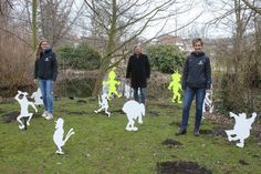 Veranstaltungsleiterin Anja Stamp, Bürgermeister Dieter Knoll und Touristikleiterin Ulrike Dallmann (v. lks.) im Dahmer Kurpark inmitten der Märchenfiguren.