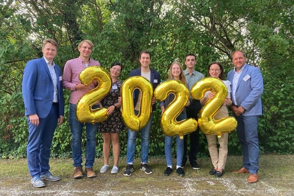 Amtsleiter Dirk Thomsen, die Steueranwärterinnen und Steueranwärter Florian Gädt, Sina Fitzner, Artur Minch, Anna Meder, Thore Kümmerle, Maria König sowie der Sachgebietsleiter für die Ausbildung, Timo Gaarz (v. lks.).