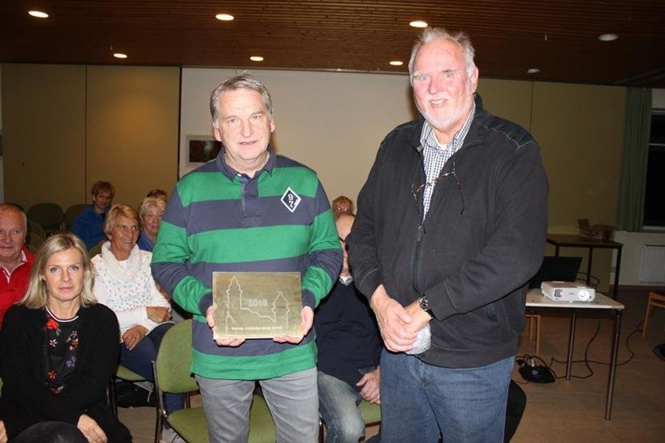 Uwe Sauter mit Dr. Jürgen Möller (re.) im Dahmer Gemeindehaus.
