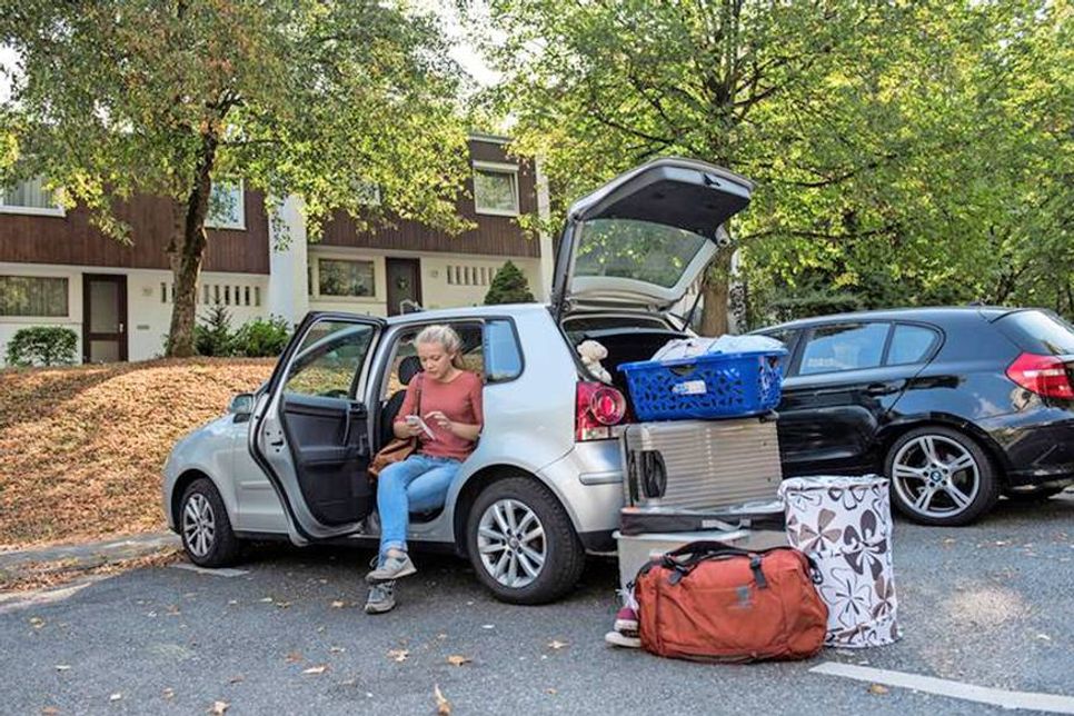 Endlich volljährig: Viele beginnen in dieser Zeit eine Berufsausbildung oder ein Studium und ziehen von zu Hause aus. Muss man sich selbst versichern? (Foto: HUK-COBURG)