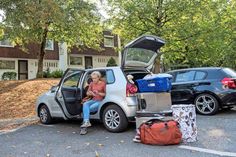 Endlich volljährig: Viele beginnen in dieser Zeit eine Berufsausbildung oder ein Studium und ziehen von zu Hause aus. Muss man sich selbst versichern? (Foto: HUK-COBURG)