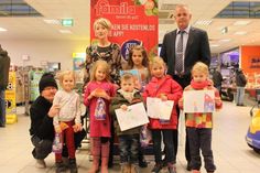Warenhausleiter Sven Rasmussen (re.) übergab mit Mitarbeiterin Manuela Siemsen (hinten lks.) die Gewinne an die kleinen Sieger des Wettbewerbs.