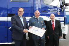 Volker Hofele (Mi.) erhielt zur Amtseinführung ein Geschenk der Stadt Neustadt von Bürgermeister Mirko Spieckermann und Bürgervorsteher Sönke Sela (re.).