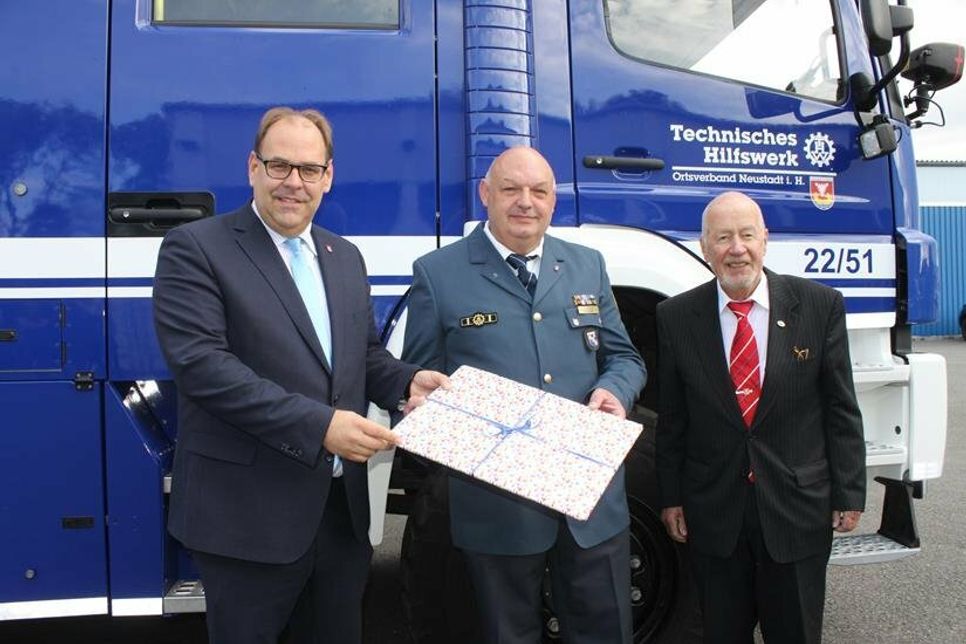 Volker Hofele (Mi.) erhielt zur Amtseinführung ein Geschenk der Stadt Neustadt von Bürgermeister Mirko Spieckermann und Bürgervorsteher Sönke Sela (re.).