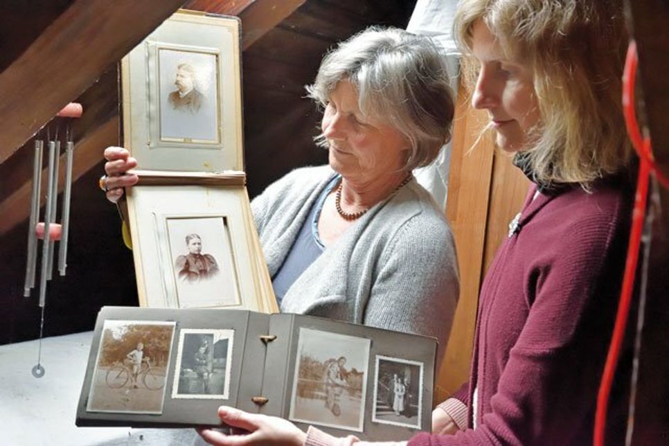 Die Vorstandsmitglieder des Kulturvereins Seeweg Gut Wittmoldt Amélie von Bülow-Sartory (l.) und Angeline Schube-Focke haben auf dem alten Dachboden des Gutshauses zahlreiche Fotos gefunden und ausgewertet. Eine Auswahl kann derzeit im Rahmen der Ausstellung „Salziges und Süßes“ besichtigt werden.