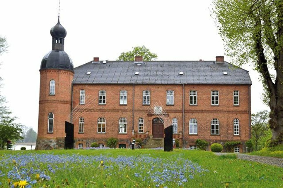 Der Ausstellungsort: Das Wittmoldter Gutshaus wurde 1895 von Gustav von Bülow und Ehefrau Nancy, geb. Rantzau neu errichtet. Die Familie von Bülow ist auf Gut Bothkamp bei Nettelsee ansässig und erwarb damals das Gut auf der Halbinsel im Kleinen Plöner See.