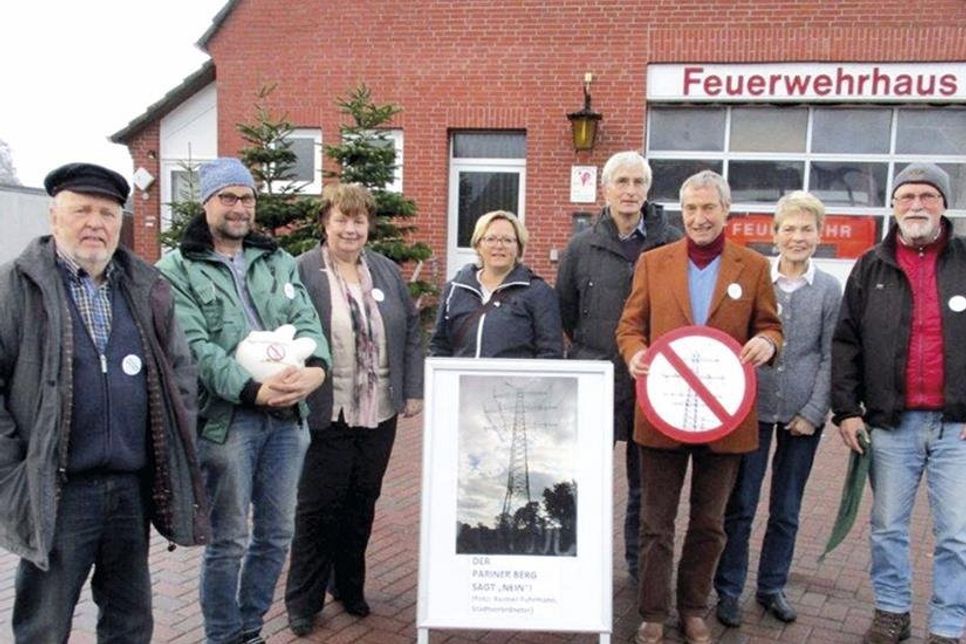 Reger Widerstand hat sich gegen den Bau der 380-kV-Leitung formiert. Vor kurzem haben die ehemalige Stadtverordnete Ellen Brümmer (3.v.l.) und ihre Mitstreiter die Öffentlichkeit über das Klageverfahren informiert. Zur Finanzierung bitten sie am Samstag in Bad Schwartau um Geldspenden.  Foto: privat/hfr