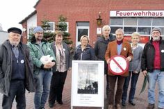 Reger Widerstand hat sich gegen den Bau der 380-kV-Leitung formiert. Vor kurzem haben die ehemalige Stadtverordnete Ellen Brümmer (3.v.l.) und ihre Mitstreiter die Öffentlichkeit über das Klageverfahren informiert. Zur Finanzierung bitten sie am Samstag in Bad Schwartau um Geldspenden.  Foto: privat/hfr