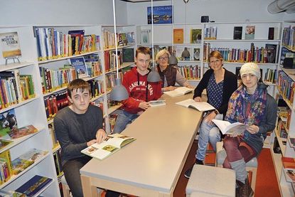 Stellten die Angebote der nun komplett ausgestatteten Schul- und Gemeindebücherei gemeinsam vor: Dominik Tapper (v.l.), Büchereihelfer der Cesar-Klein-Schule, Langzeitpraktikant Kristen Pietsch, Gabriele Priedemann, Beauftragte für Menschen mit Behinderung der Gemeinde Ratekau, Büchereileiterin Edda Thimm und FSJ-lerin Gen Gurfinkel.