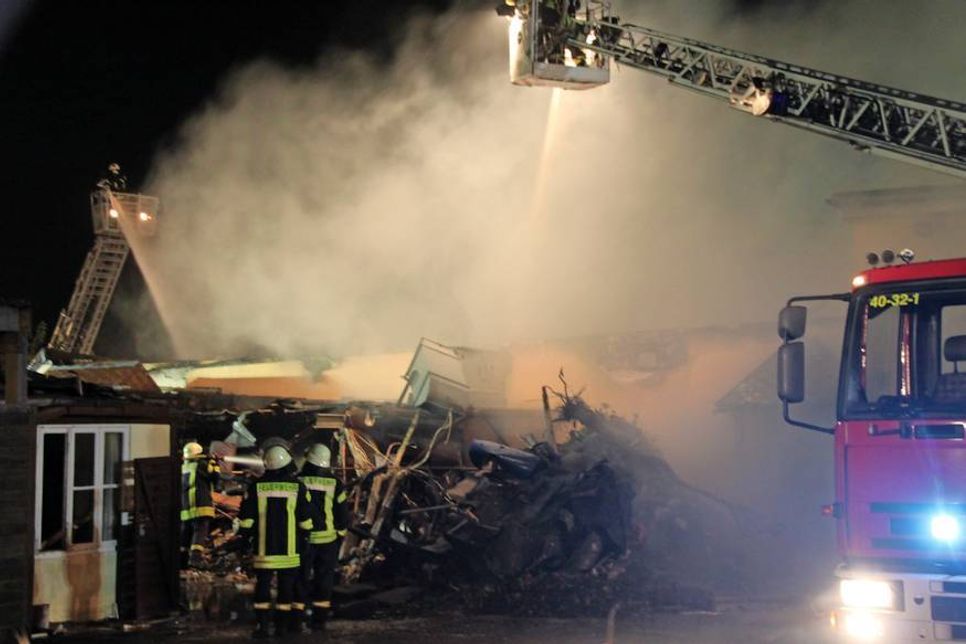 Unermüdlich kämpften die Einsatzkräfte am Sonntagabend mit den Flammen des Brandes.