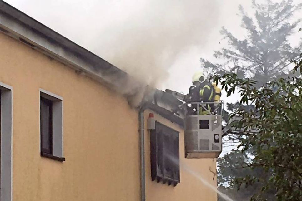 Am Montagmorgen entwickelte sich erneut Rauch unter dem Dach des Wohnhauses.