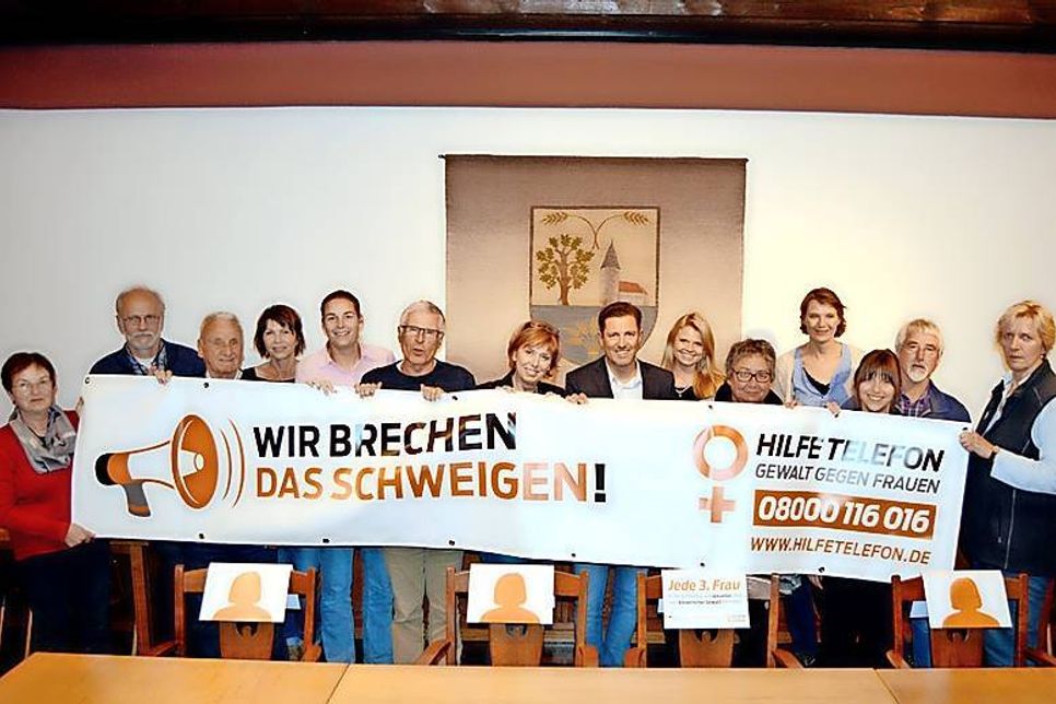 Den heutigen „Internationalen Tag gegen Gewalt an Frauen“ nehmen Ratekaus Gleichstellungsbeauftragte Bärbel Vornweg (m.) und ihre Mitstreiter zum Anlass, sich an der Mitmachaktion „Wir brechen das Schweigen“ zu beteiligen.
