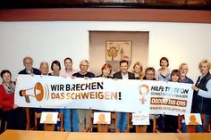 Den heutigen „Internationalen Tag gegen Gewalt an Frauen“ nehmen Ratekaus Gleichstellungsbeauftragte Bärbel Vornweg (m.) und ihre Mitstreiter zum Anlass, sich an der Mitmachaktion „Wir brechen das Schweigen“ zu beteiligen.