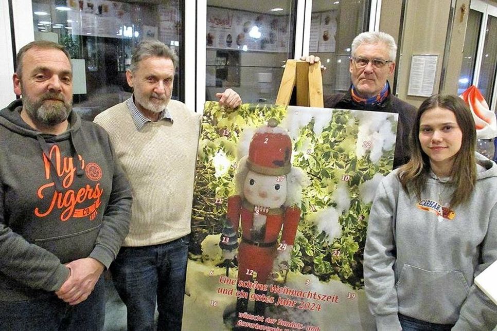 Andreas Krüger, Reinhold Blomberg, Jens Willrodt und Chiara Vettorel vor dem übergroßen Adventskalender (v. links)